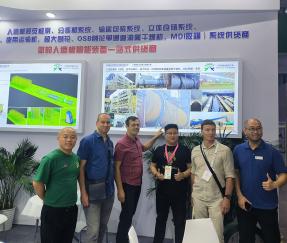 عملاء باكستان يناقشون نظام تخزين الفرز والتعبئة التلقائي للألواح المصنوعة يدويًا