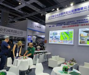 عملاء روسيا يناقشون تكنولوجيا وأعمال خط التغليف الأوتوماتيكي لصناعة الألواح المصنوعة يدويًا في معرض النجارة