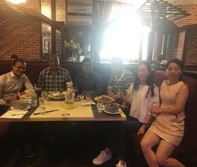 موظف حكومي بنجلاديش يقوم بفحص البضائع لآلة الأمتعة