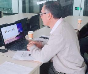 عملاء من الإكوادور لتوقيع الاتفاقية الخاصة بمشروع نظام التعبئة والتغليف التلقائي للتكديس والتجميع واللف وحماية الزوايا