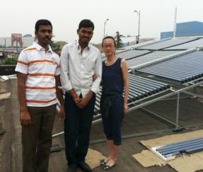 عملاء من الهند، يساعدون في شراء منتجات Solor