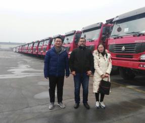 قام العملاء من بنغلاديش بزيارة مصنعنا لتوقيع الاتفاقية بشأن طلب 25 مجموعة من الشاحنات القلابة