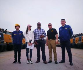 عملاء من زيمبابوي، يساعدون العملاء في توقيع الاتفاقية بشأن طلب مجموعة واحدة من آلات البناء في عام 2018