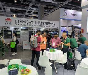 عملاء باكستان يناقشون نظام تخزين الفرز والتعبئة التلقائي للألواح المصنوعة يدويًا