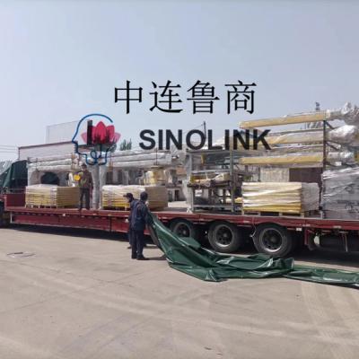 تسليم بضائع ثلاث مقطورات للعملاء