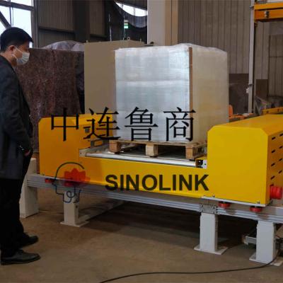 مهندس العميل يقوم بفحص الآلة