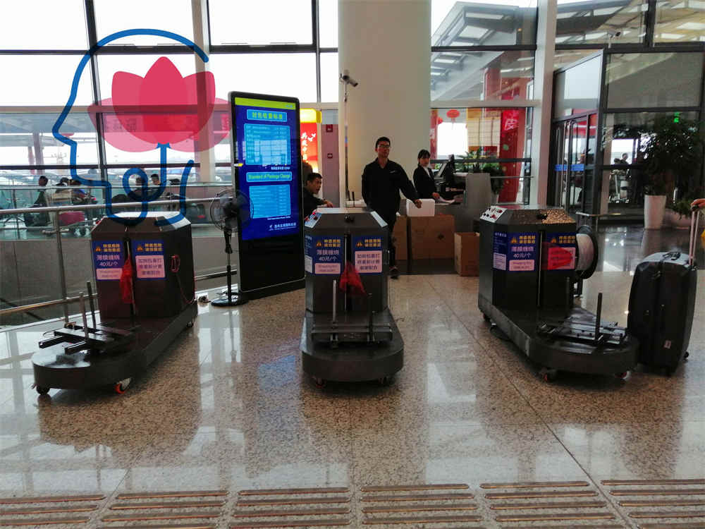 المطار باستخدام آلة تغليف الأمتعة airport using luggage wrapping machine