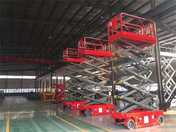 مقصات ذات عجلات من نوع الدفع الآلي ، منصة رفع تعمل بالهواء المضغوط Wheeled Type Auto Propelled Scissors Aerial Working Lifting Platform