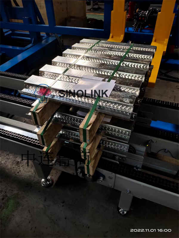 البلاط الفولاذي الملون من النوع الأوتوماتيكي (لوحة الملف الشخصي) نظام ربط الكتل الخشبية لمواد البناء Automatic Clip Type Color Steel Tile (Profile Plate) Building Materials Wooden Blocks Strapping System