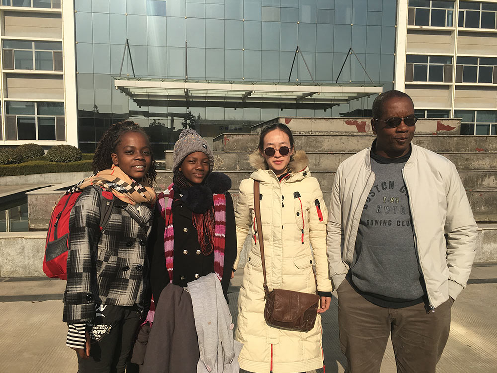 Clients from Zimbabwe,Helping Customer signing the agreement on the order of One Batch Construction Machines In 2018