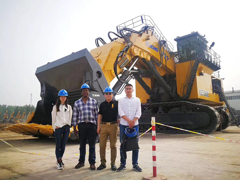 Clients from Zimbabwe,Helping Customer signing the agreement on the order of One Batch Construction Machines In 2018