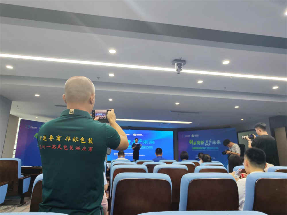 نظام نقل وتغليف ومنصات نقالة عالي الجودة غير قياسي لمواد البناء (لوحة ملفوفة) يتم تشكيلها على البارد High-end non-standard cold-formed (profiled plate) building materials automatic conveying, packaging and palletizing system